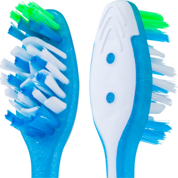 Dwie główki szczoteczek Colgate MaxWhite. Biało-niebieskie, z zielonymi akcentami. Widoczne włókna i powierzchnia polerująca.