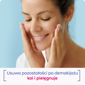 Uśmiechnięta kobieta aplikuje różowy tonik NIVEA na twarz. Usuwa resztki makijażu, koi i pielęgnuje.