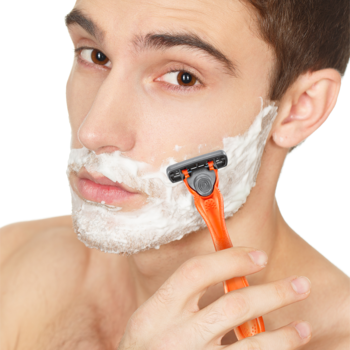 Mężczyzna goli twarz maszynką BIC 3 Hybrid. Pomarańczowa golarka dla mężczyzn z 3 ostrzami. Bliskie ujęcie.