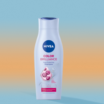 Biała butelka szamponu NIVEA Color Brilliance do włosów farbowanych, z niebieską nakrętką i grafiką jagód Acai, na tle gradientowym.