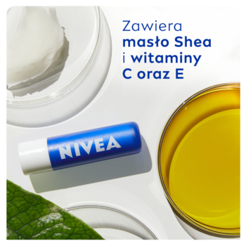Niebiesko-biała pomadka NIVEA Original Care, otoczona masłem shea, olejkiem i liściem, z napisem o witaminach.