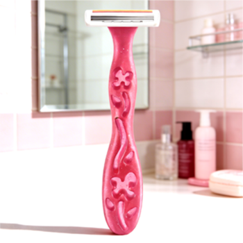 Różowa maszynka BIC Miss Soleil z kwiatowym wzorem na rączce i trzema ostrzami, widok z przodu.