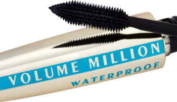 Zbliżenie na tusz L'Oréal Volume Million Lashes Waterproof, złota tubka z niebieskim napisem i czarną szczoteczką.