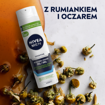 Biały NIVEA MEN Sensitive żel do golenia 0% alkoholu, otoczony rumiankiem i oczarem na tle miodu.