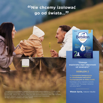 Rodzice z dzieckiem na ławce w plenerze, obok panel z mlekiem Bebilon 2 Pronutra Advance dla odporności.