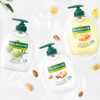 Trzy Palmolive Naturals mydła do rąk: Olive & Milk, Milk & Honey, Almond Milk w butelkach z pompką.