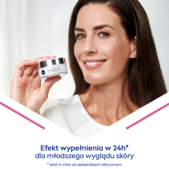 Kobieta trzyma słoik kremu NIVEA CELLULAR EXPERT FILLER anti-age, z filtrem SPF 15, widok z bliska.