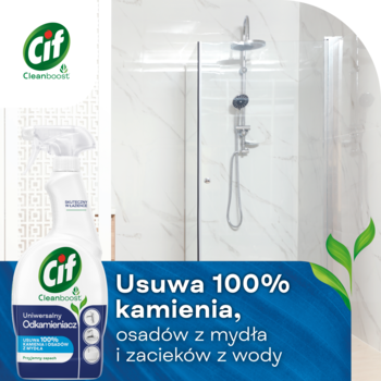 Cif Uniwersalny Odkamieniacz spray, biała butelka, na tle czystej łazienki z prysznicem, usuwa kamień.