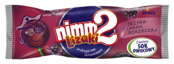 Fuksjowe opakowanie Nimm 2 Lizak o smaku jeżyny i czarnej porzeczki, z wizerunkiem postaci i owoców, widok z przodu.