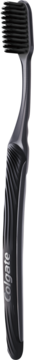 Czarna szczoteczka Colgate Slim Soft Charcoal Ultra Soft, widok z przodu, z cienkimi włóknami węglowymi.