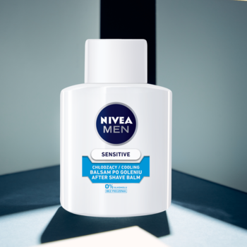 NIVEA MEN Sensitive Chłodzący Balsam po goleniu, biała butelka, front, widoczny napis 0% alkoholu.
