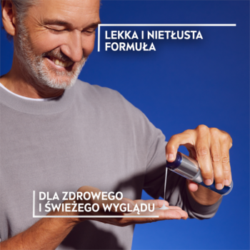 Uśmiechnięty mężczyzna aplikuje nawilżający żel-krem NIVEA MEN Hyaluron na dłoń. Lekka formuła dla świeżego wyglądu.