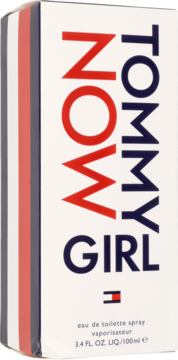 Białe opakowanie perfum Tommy Girl NOW eau de toilette spray, z czerwono-niebieskim napisem i paskiem, widok pod kątem.