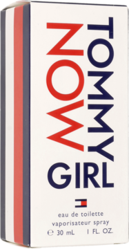 Białe, stojące pudełko Tommy Girl Now eau de toilette, z pionowymi napisami i czerwono-niebieskim paskiem.