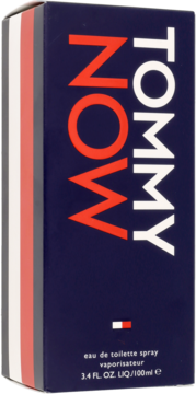 Granatowe pudełko wody toaletowej Tommy Now, z czerwonym NOW, białym TOMMY i paskami, widok pod kątem.