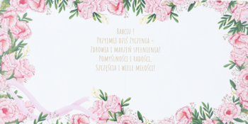 Kartka na Dzień Babci, biała, z ramką różowych kwiatów i zielonych liści, różowa wstążka, tekst z życzeniami.