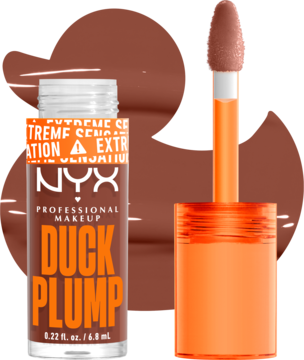 NYX Duck Plump błyszczyk Mocha Me Crazy. Otwarta ciemnobrązowa butelka z pomarańczową etykietą i aplikatorem na tle swatcha.