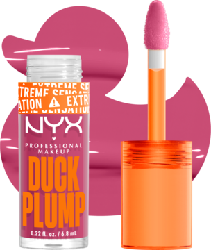 NYX Duck Plump błyszczyk Pick Me Pink, różowy, z otwartą tubką i aplikatorem obok, na tle rozmytego różu.