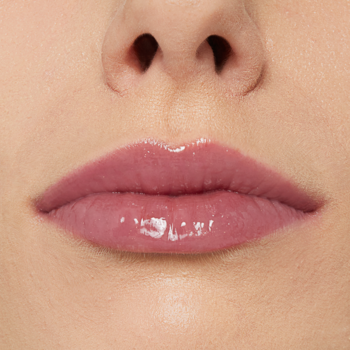 Usta pomalowane błyszczykiem Maybelline Lifter Plump 002 Mauve Bite, z efektem powiększenia i połysku.