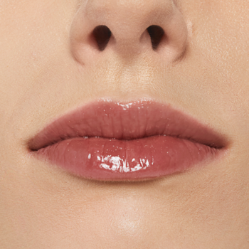 Zbliżenie ust z błyszczykiem Maybelline Lifter Plump 007 Cocoa Zing, dającym intensywny połysk i wizualne powiększenie.