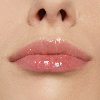 Maybelline Lifter Plump błyszczyk 008 hot honey. Zbliżenie na lśniące, pełne usta z efektem powiększenia.