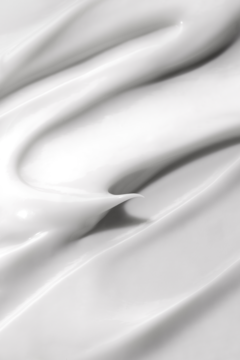 Biała, gładka odżywka PROfiller+ do włosów cienkich z biotyną i kwasem hialuronowym. Widok na falującą teksturę.