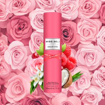 Perfumowana mgiełka Miss So...? Dolce Vita, różowa butelka 150ml, z owocami i różami w tle, widok z przodu.