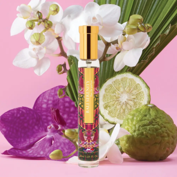 Adopt Bali Serenity perfumy w smukłej butelce, na tle kwiatów orchidei i bergamotki, z różowym tłem.