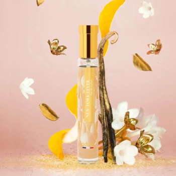 Adopt New York Fever woda perfumowana w szklanej butelce z złotą zakrętką, otoczona wanilią, kwiatami i cytrusami na różowym tle.