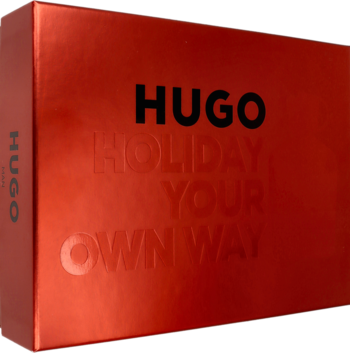 Czerwone, prostokątne pudełko prezentowe Hugo Boss z czarnym logo "HUGO" i wytłaczanym napisem.