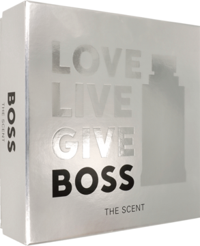 Srebrne pudełko zestawu Hugo Boss The Scent, z napisem LOVE LIVE GIVE BOSS i zarysem flakonu, ujęcie kątowe.