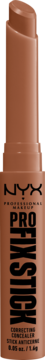 Korektor w sztyfcie NYX Pro Fix Stick cappuccino, nr 13, z wysuniętą kremową końcówką, widok z przodu.
