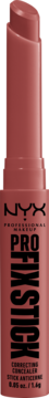 Korektor w sztyfcie NYX Pro Fix w odcieniu brick red, wysunięty, widoczny pod kątem na ciemnym tle.