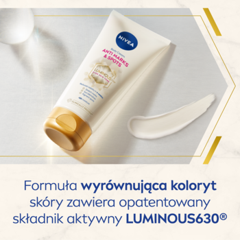 NIVEA LUMINOUS630 krem do ciała przeciw rozstępom w białej tubce ze złotą zakrętką, z wyciśniętą próbką kremu.