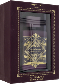 Lattafa Bade'e Al Oud Amethyst, purpurowy flakon w ozdobnym pudełku z złotymi detalami i oknem, widok z przodu.