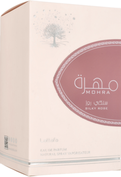 Lattafa Mohra Silky Rose EDP, jasnoróżowe pudełko perfum z etykietą i drzewem, widok pod kątem.