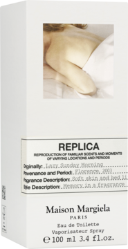 Białe pudełko Maison Margiela Replica Lazy Sunday Morning woda toaletowa 100ml, widok pod kątem, z grafiką osoby w łóżku.