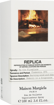 Woda toaletowa Maison Margiela Replica By the Fireplace w białym pudełku z obrazem kominka, widok pod kątem.