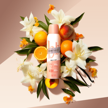 Bruno Banani Woman antyperspirant spray w brzoskwiniowej butelce wśród owoców i kwiatów, widok z góry.