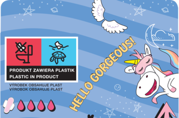 Część opakowania podpasek Joni Teens: niebieskie tło z jednorożcem i etykietą "PLASTIC IN PRODUCT".