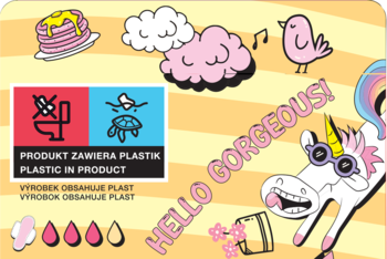 Wesoła grafika JONI TEENS podpaski: jednorożec w okularach, pankejki i znak "PLASTIC IN PRODUCT".