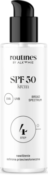 Biała butelka kremu SPF 50 Routines by Alkmie, z czarną pompką, widok z przodu. Nawilżający, szerokie spektrum.