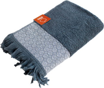 Złożony szary ręcznik bawełniany 70x140 z frędzlami, widoczny wzorzysty pas i pomarańczowa metka.