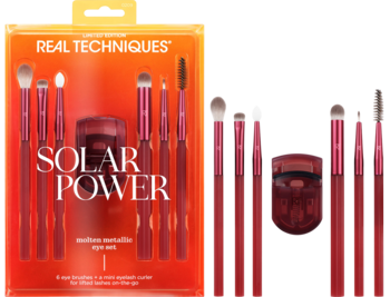 Zestaw pędzli do oczu Real Techniques Solar Power Molten Metallic: 6 ciemnoczerwonych pędzli i zalotka. Widok na pudełko i akcesoria luzem.