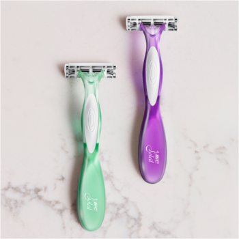 Dwie maszynki BIC Soleil Escape 3 ostrza: zielona eukaliptusowa i fioletowa lawendowa, na jasnym marmurze.