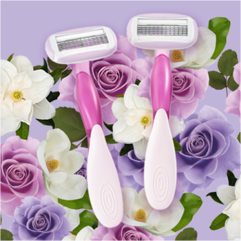 Dwie różowe maszynki BIC Soleil Escape z 5 ruchomymi ostrzami, pachnąca rączka na tle róż i magnolii.