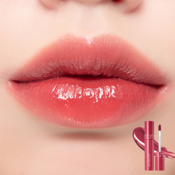 Zbliżenie na usta z Rom&nd Juicy Lasting Tint, koralowy błyszczyk z efektem 'juicy', obok produkt.