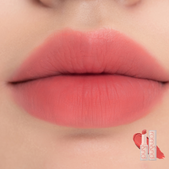 Rom&nd Zero Matte Lipstick 08 na ustach: aksamitne, matowe wykończenie w ciepłym, koralowym odcieniu.