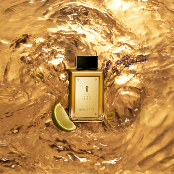 Antonio Banderas The Secret Absolu woda perfumowana, złoty flakon z detalami, na złotym tle z limonką i lawendą.