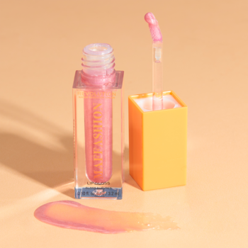 Maffashion Revolution Shimmer Gloss: różowy błyszczyk w kwadratowej butelce, otwarty z aplikatorem obok, swatch na beżowym tle.